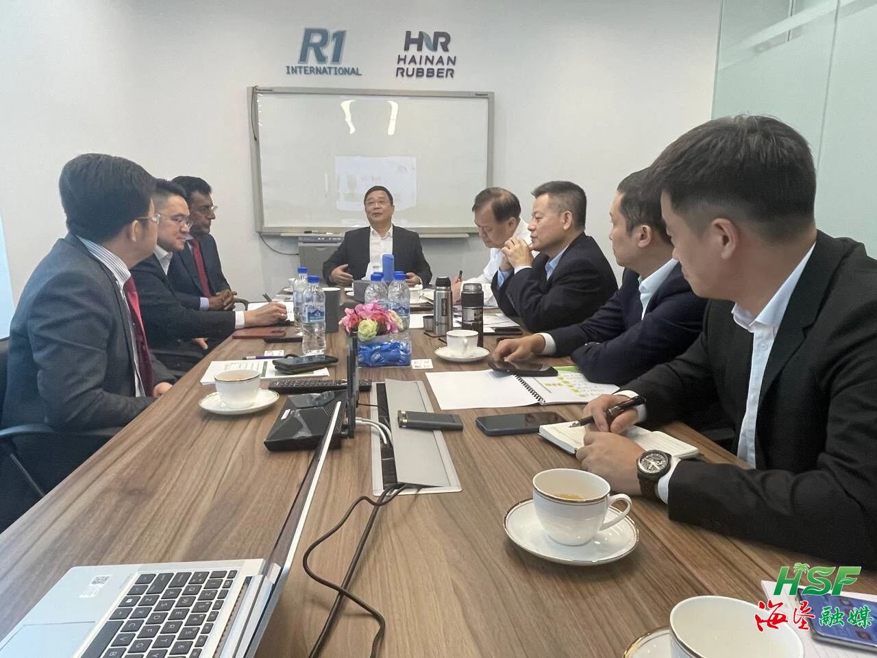 包洪文一行與R1公司座談交流。